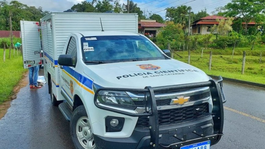 Vizinhos sentem cheiro forte e corpo em decomposição é encontrado dentro de casa