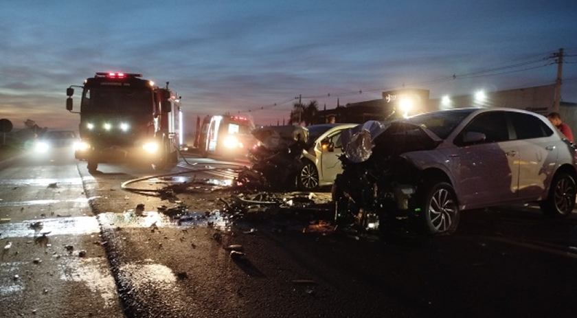 Colisão frontal na BR-282 resulta em duas morte e feridos graves