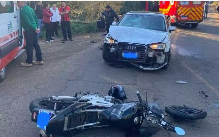 Motociclista “voa” ao colidir contra carro em curva da SC-283