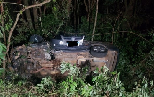 Acidente deixa motorista ferido após colisão entre carro e caminhão na SC-283