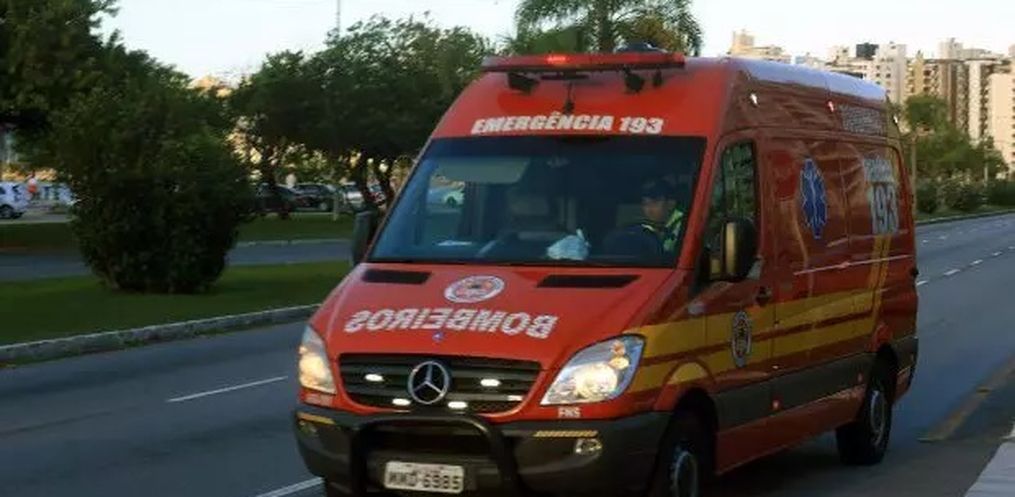 Colisão entre carro e moto deixa dois feridos