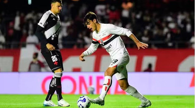 Em noite de Coutinho e Rayan, Vasco vence o São Paulo no Morumbis