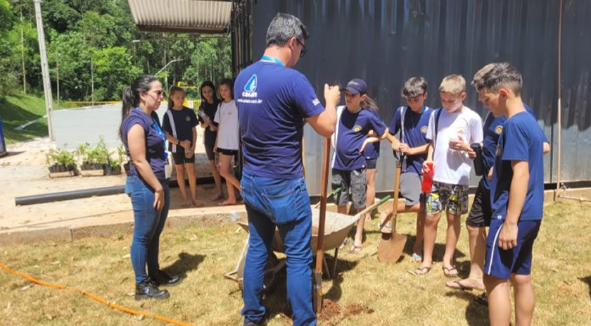 CASAN executa atividade de Educação Ambiental com plantio de mudas