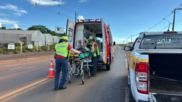 Motociclista sofre fratura exposta após colisão na traseira de caminhão