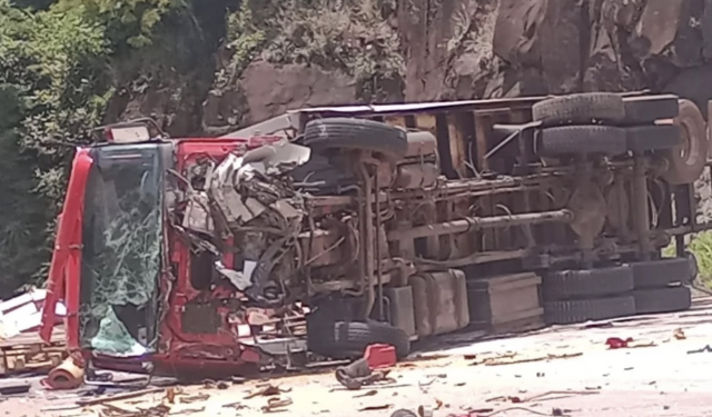 Colisão entre caminhão, carreta e carro interdita BR-163