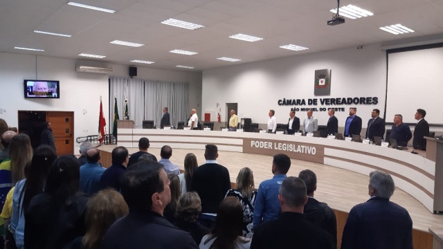 Vereadores aprovam moção de repúdio contra vereadora