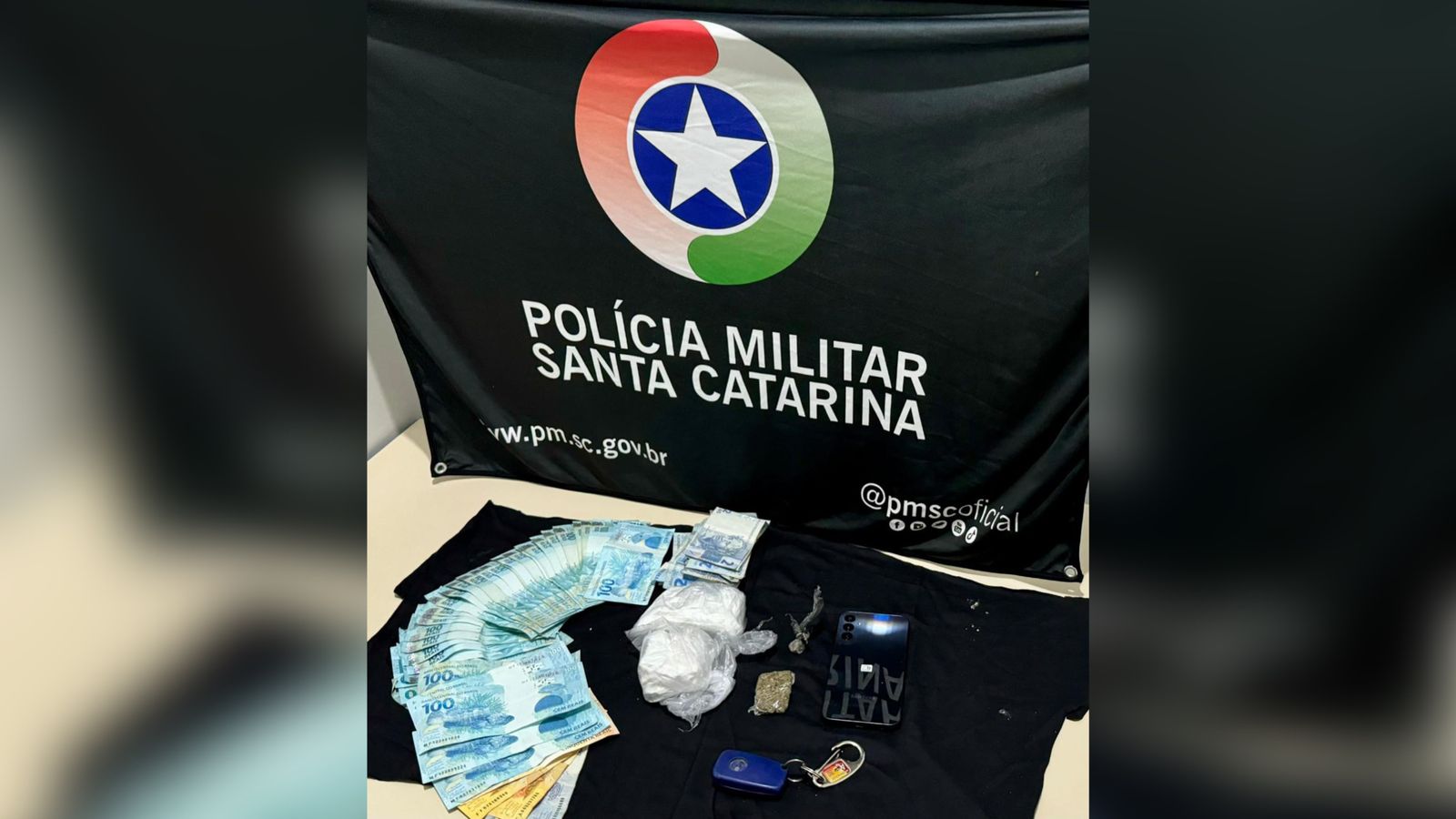 Mulher vai presa após ser flagrada vendendo droga na frente da própria filha