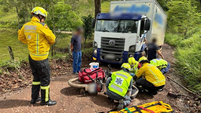 Motociclista fica gravemente ferido em colisão frontal com caminhão no interior