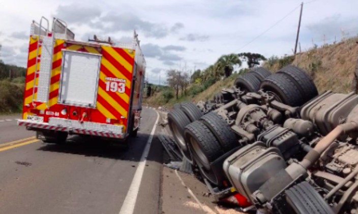 Motorista de carreta morre em capotamento na BR-282
