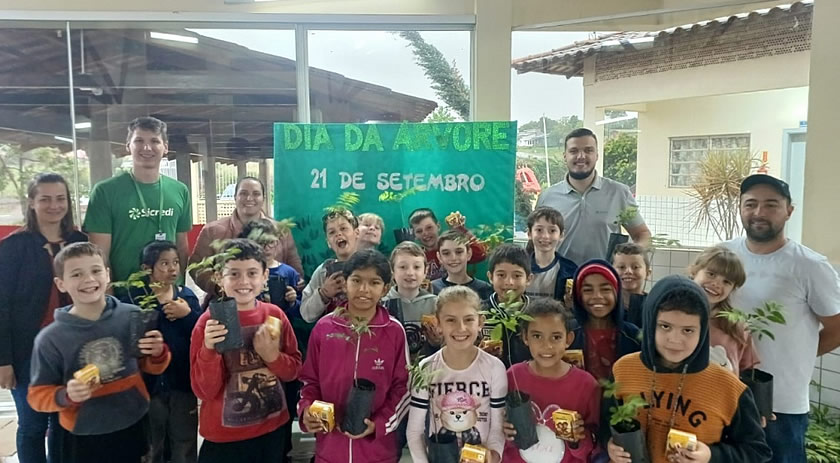 Alunos recebem mudas e orientações sobre Meio Ambiente