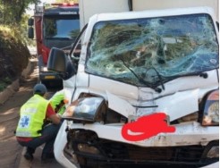 Colisão traseira entre furgão e caminhão é registrada na BR-282