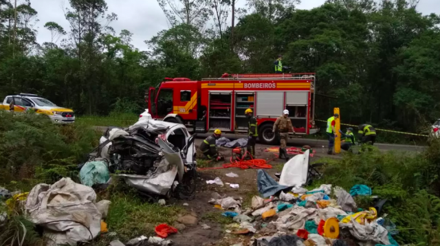 Batida de frente com caminhão mata duas mulheres na SC-446