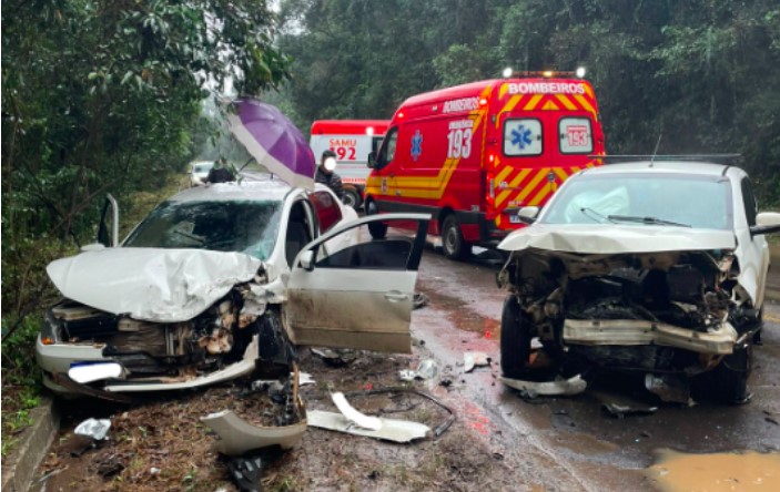 Motorista fica ferido após colisão entre veículos de passeio na SC-283