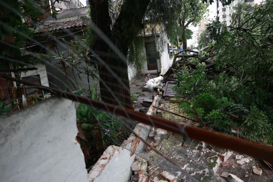 Com temporal e rajadas de vento, mais de 250 mil pontos ficaram sem luz no RS