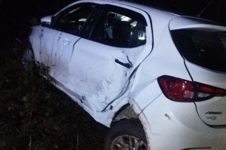 Veículo furtado é encontrado capotado após tentativa de invasão a residência