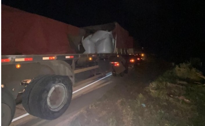 Carreta é apreendida pela PRF por trafegar fora do horário permitido e derrubar carga na BR-163