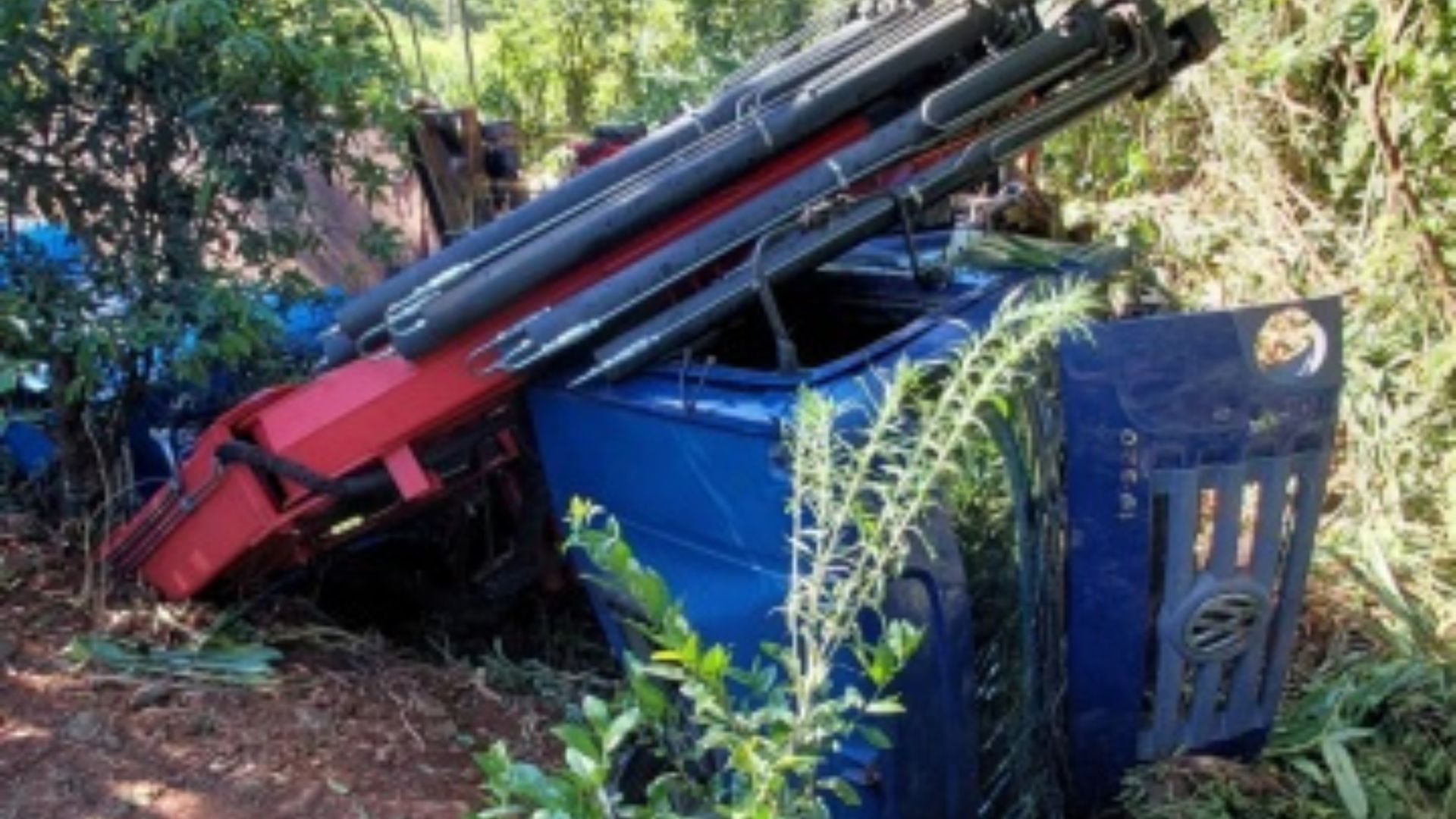 Caminhão perde freios e capota em riacho na SC-155