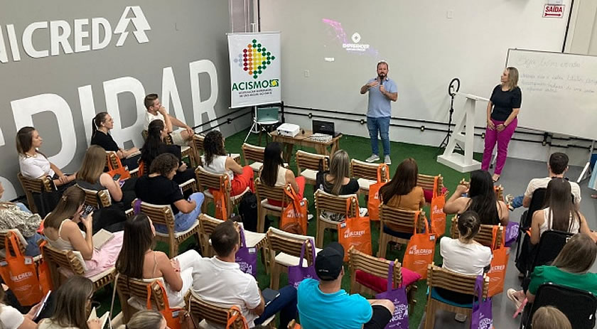 Acismo sedia treinamento da Facisc para coordenadores de núcleos