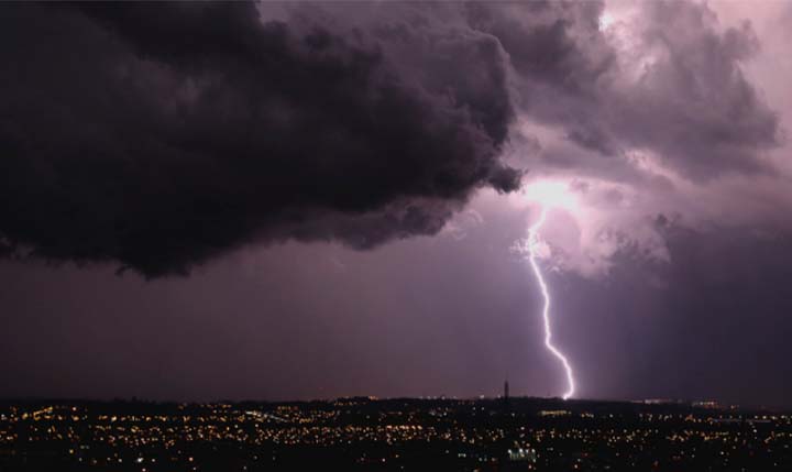 Homem é atingido por raio na cabeça no Paraná e sobrevive, mas seu estado é grave