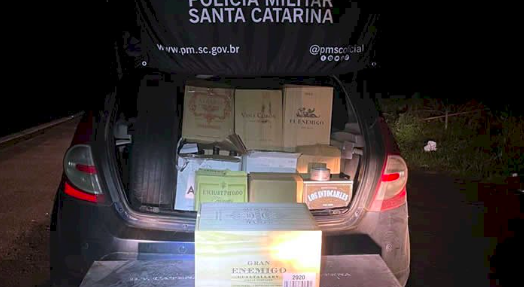 Dupla é flagrada com quase 200 garrafas de vinho trazidas da Argentina no Oeste