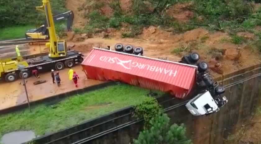 Seis pessoas resgatadas com vida e força-tarefa continua na BR-376