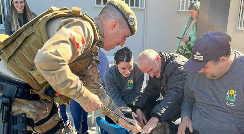 Canil do 11º BPM/Fron realiza visita na APAE