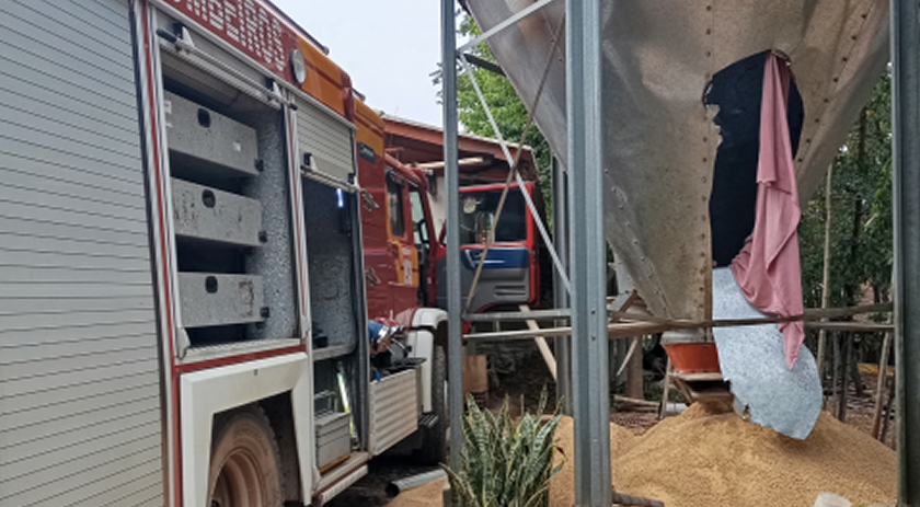 Homem fica pendurado dentro de silo em Riqueza e bombeiros realizam resgate