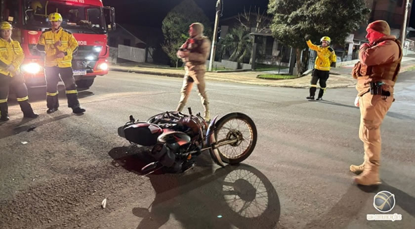 Motoqueiro fica ferido após colisão com carro que fugiu do local