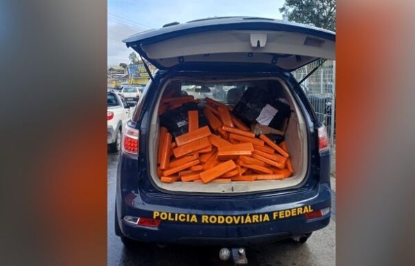 Motorista fura bloqueios, bate em veículos e acaba preso com carro cheio de drogas em SC