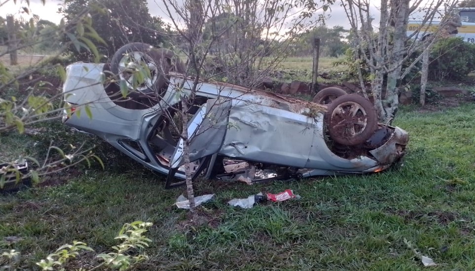 Carro capota após sair da pista no Oeste de SC
