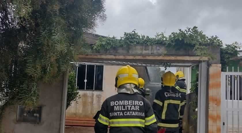 Idoso esquece vela acesa e casa pega fogo em SC
