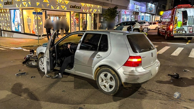 Jovem fica ferida em colisão no centro de São Miguel do Oeste