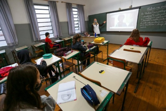 Governo de SC nomeia 1,5 mil servidores da educação e anuncia concurso