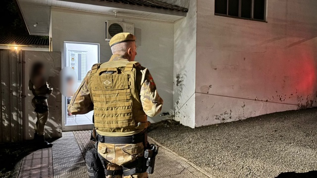 Trio é preso por tráfico de drogas após polícia encontrar cocaína escondida em cadeirinha de bebê