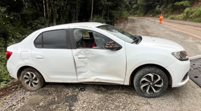 Motorista sai ilesa após veículo tombar na SC-283 em trecho com obras