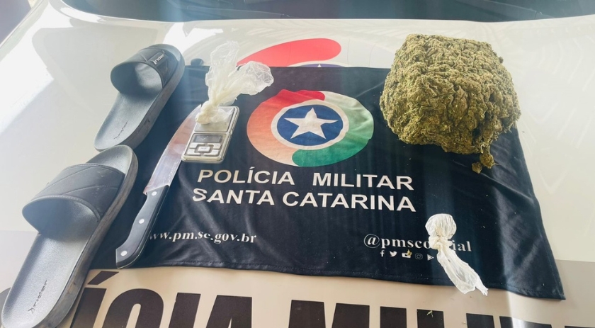 Adolescente de 15 anos sofre violência doméstica; companheiro foge e drogas são apreendidas