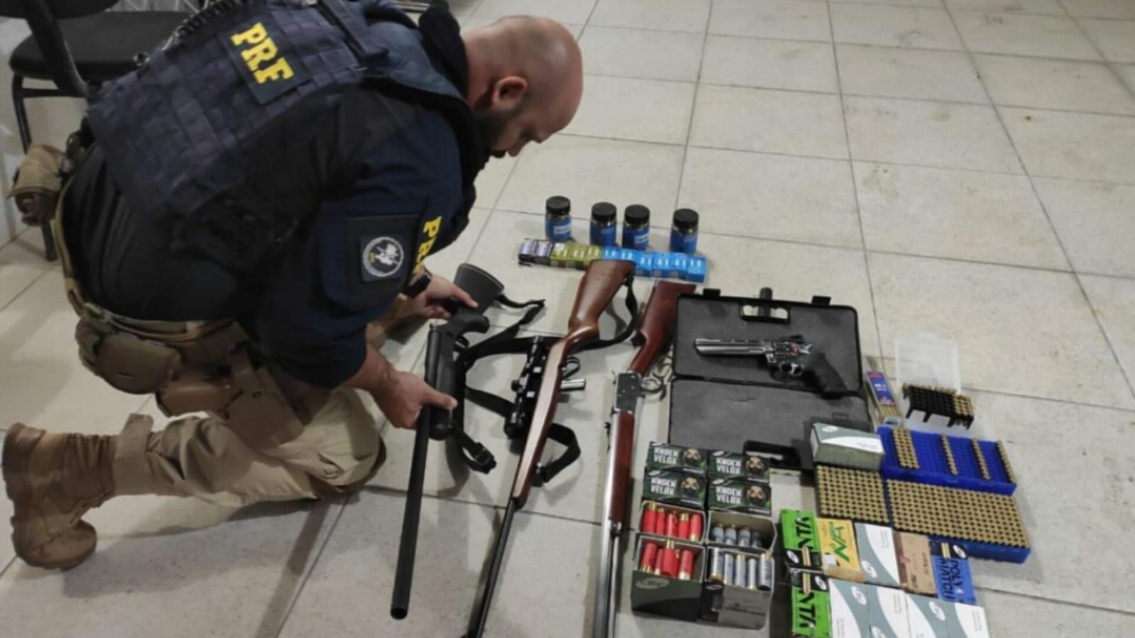 PRF apreende armas e milhares de munições nas BR-101 e 282