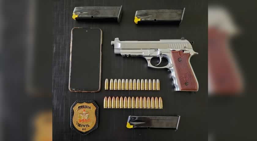 Para se livrar da prisão, homem flagrado com arma tenta repassar crime para a esposa