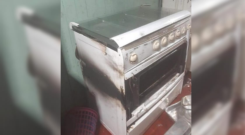 Após atear fogo em residência e ameaçar a própria família, homem ainda desacata policiais