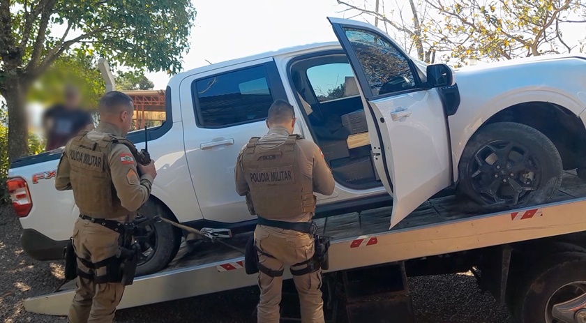 Policiais Militares de Barracão e Dionísio Cerqueira interceptam caminhonete carregada com produtos descaminhados