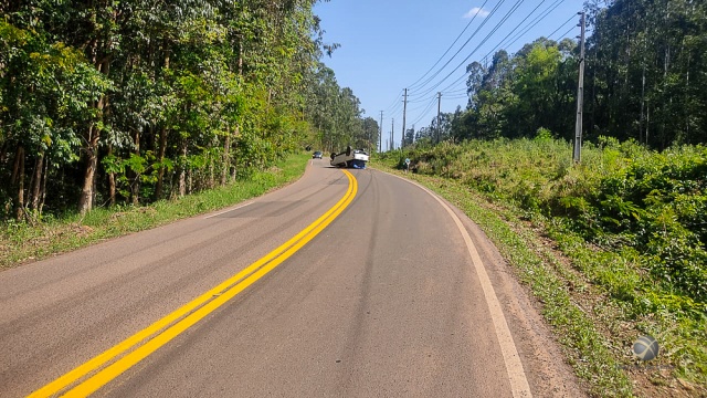 Caminhonete capota na SC-492 entre São Miguel do Oeste e Bandeirante