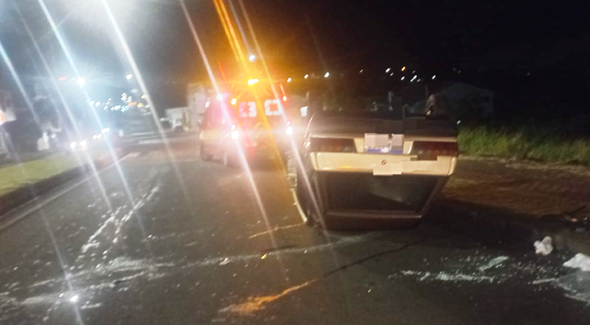 Carro capota em frente a Rodoviária; no veículo estavam duas pessoas