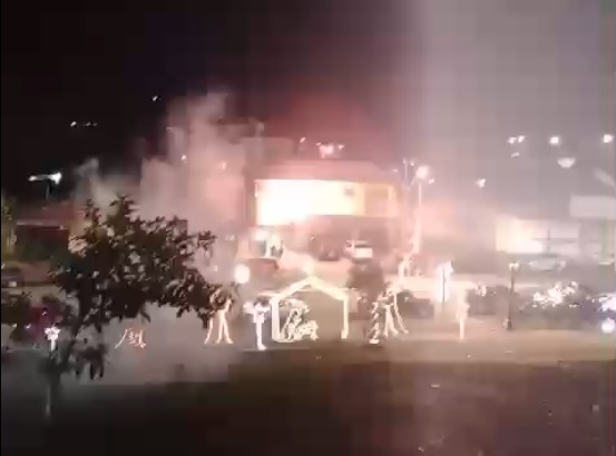 Fogo de artifício atinge apartamento