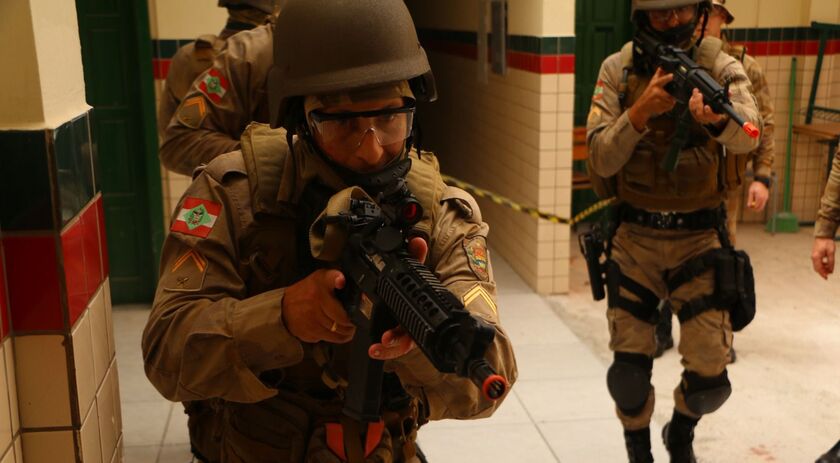 Polícia Militar realiza ação simulada em escola de São Miguel do Oeste