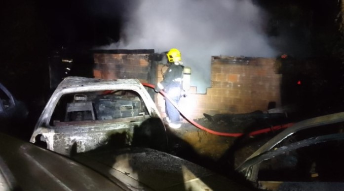 Residência e três veículos são destruídos por incêndio no interior