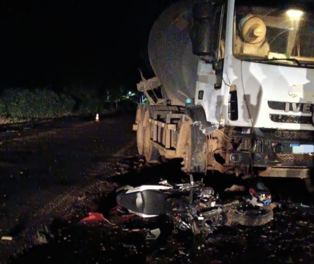 Jovem de 18 anos fica gravemente ferido em colisão entre moto e caminhão
