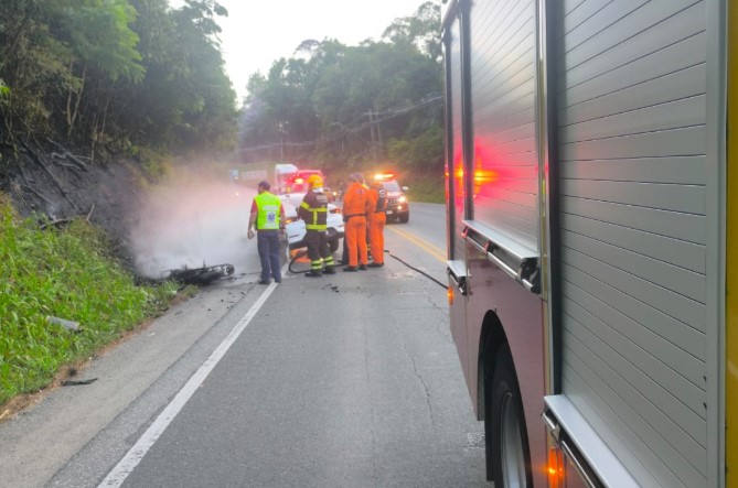 Jovem de 26 anos morre em colisão entre moto e carro