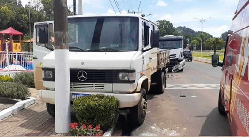 Caminhão é ‘arremessado’ contra duas pessoas após colisão no Oeste de Santa Catarina