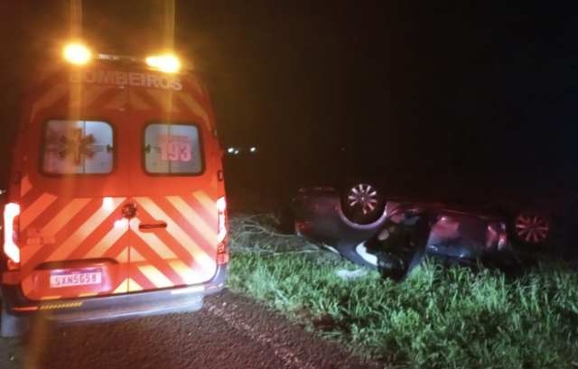 Motorista fica ferido após saída de pista seguida de capotamento na SC-283