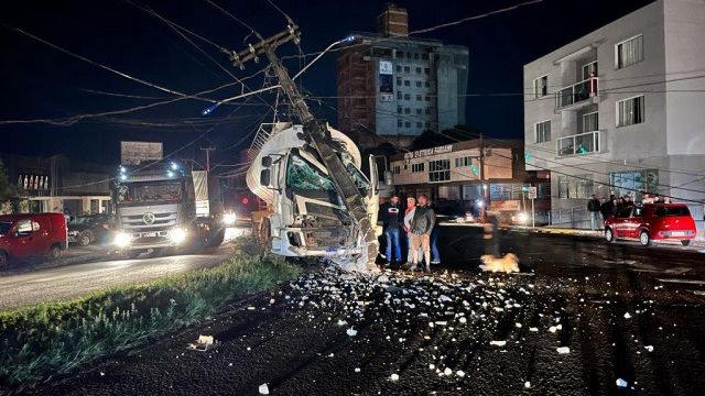 Caminhão se choca contra poste de energia elétrica e causa apagão